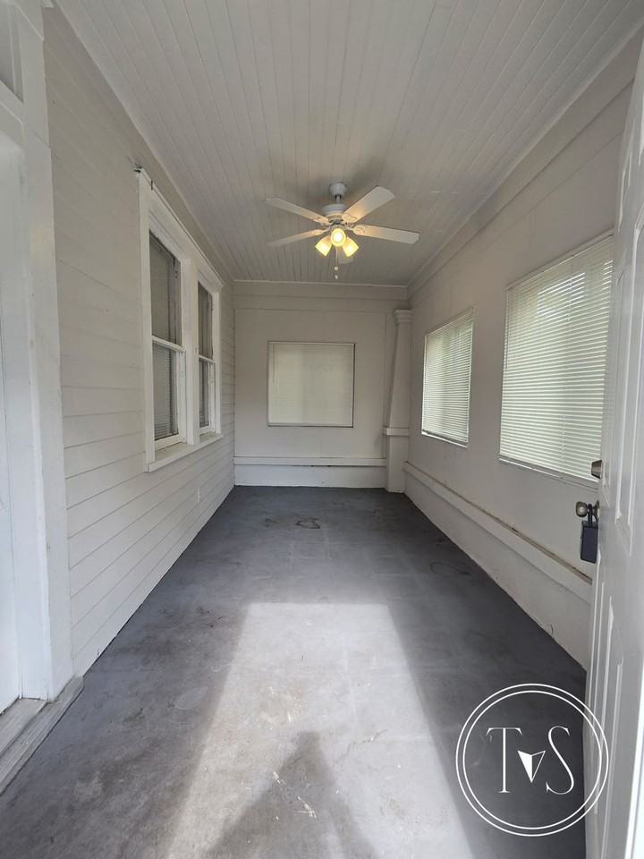 821 W 39th St - Photo 3 of 18