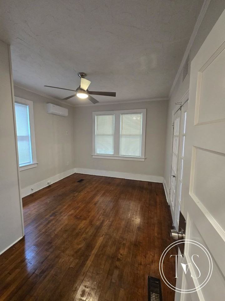 821 W 39th St - Photo 7 of 18
