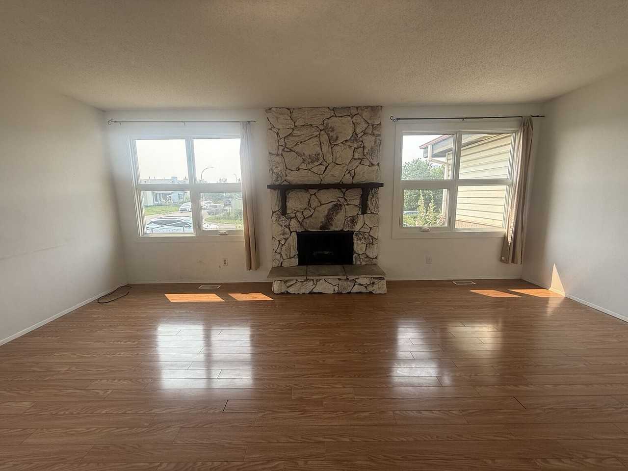 22 Whitman Close Ne - Photo 3 of 23