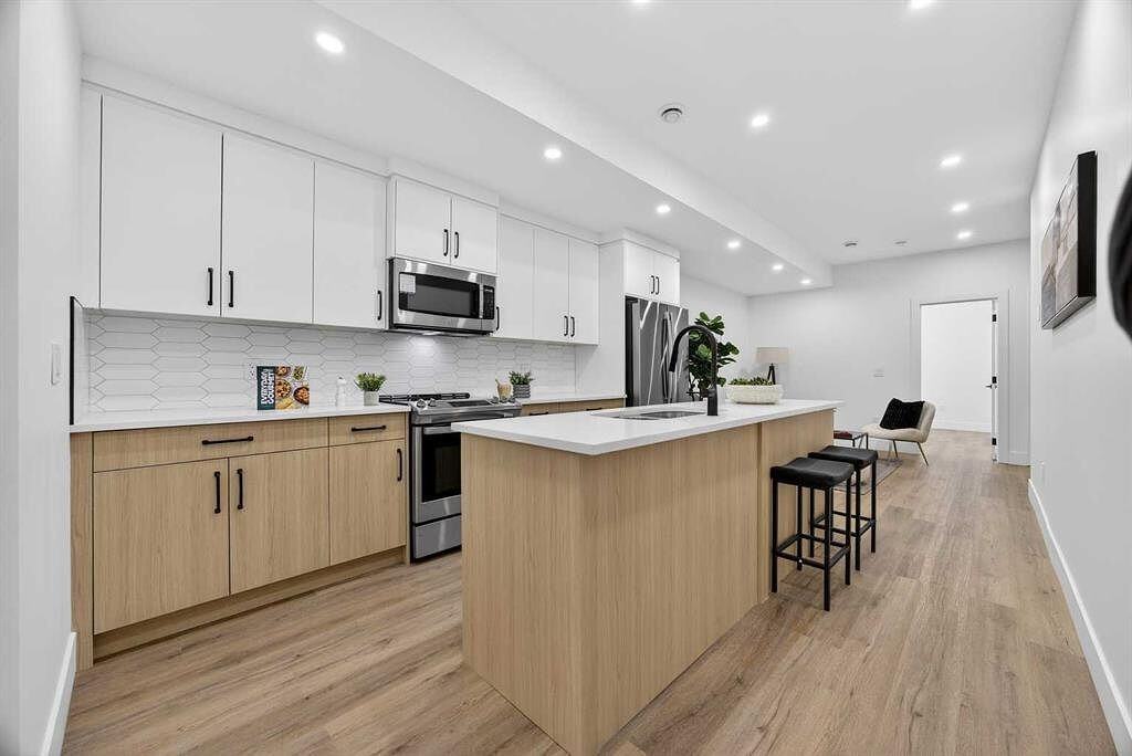 1011 18 Ave Nw - Photo 2 of 11