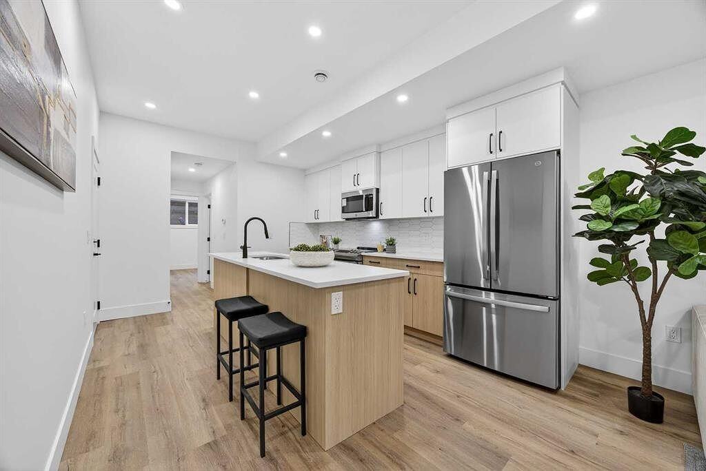 1011 18 Ave Nw - Photo 4 of 11