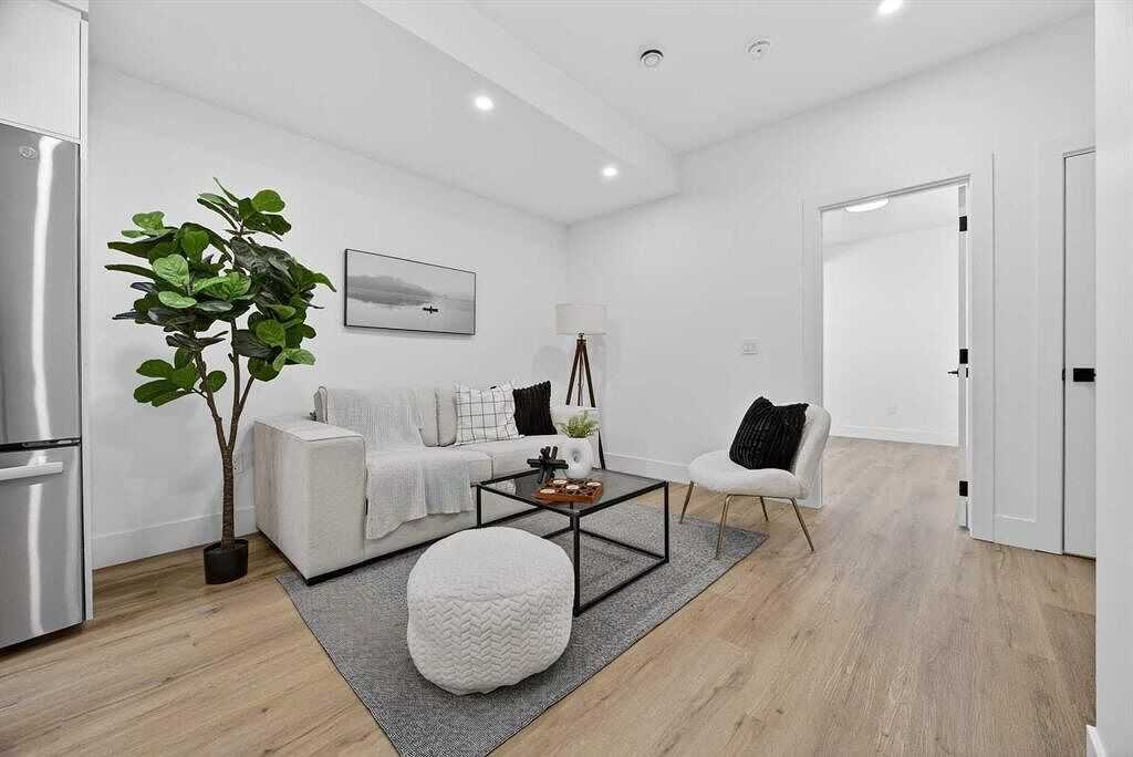 1011 18 Ave Nw - Photo 5 of 11