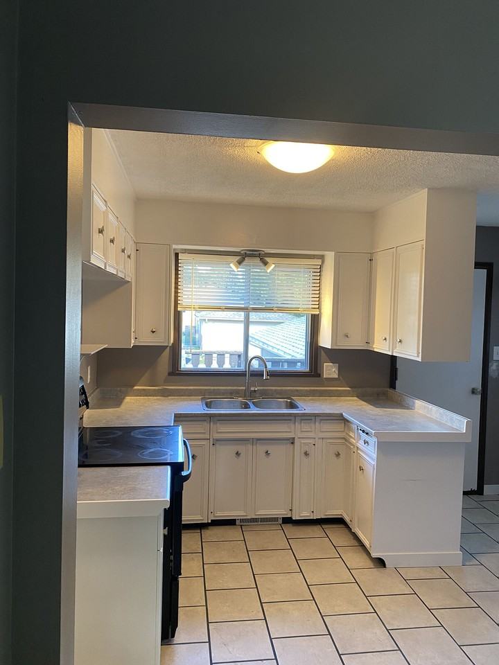 1220 19 St Ne - Photo 2 of 16