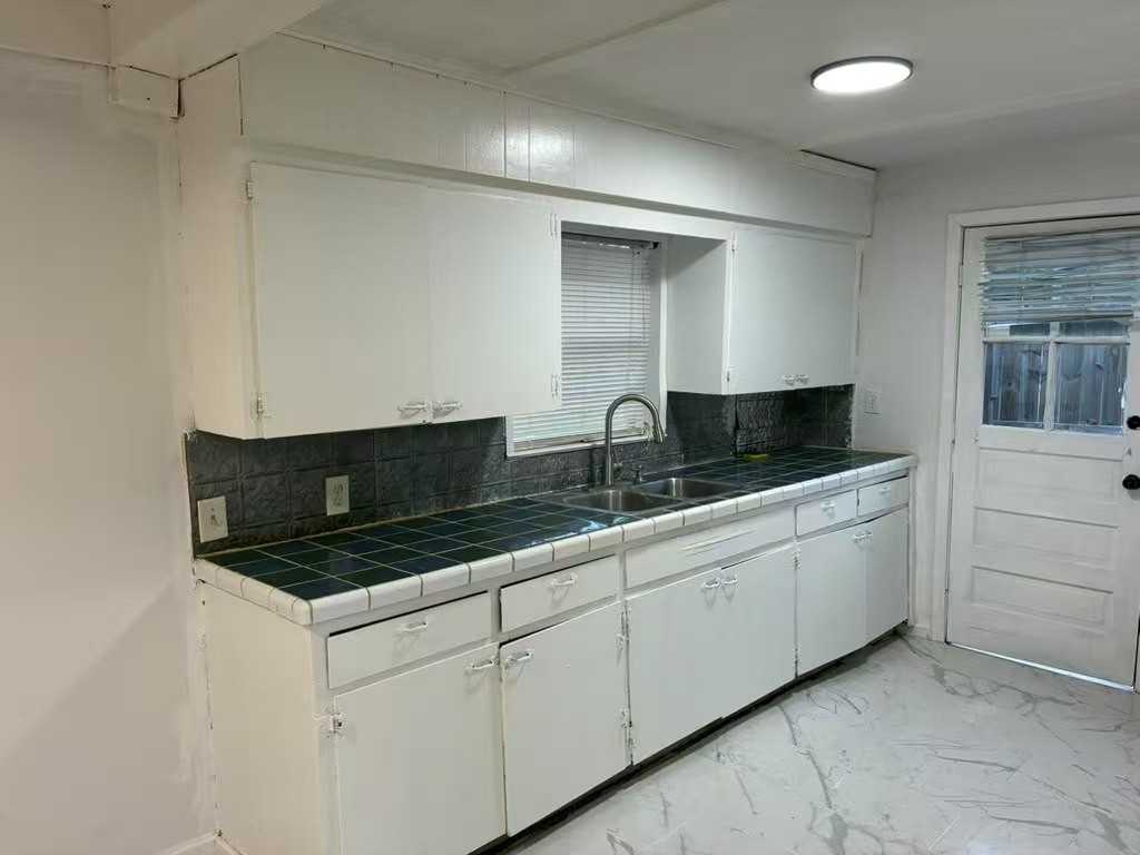 1302 Thomas Ave #NA - Photo 6 of 23