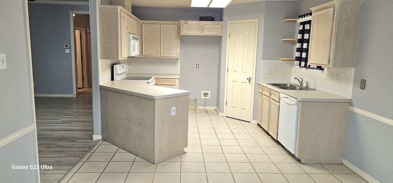 8002 Mitra Pkwy #1 - Photo 6 of 11