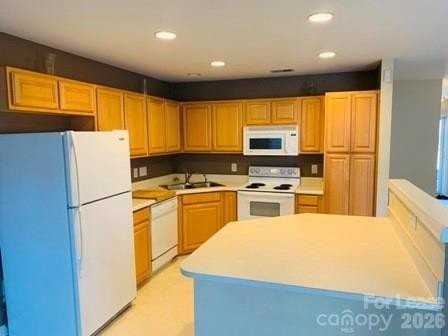 11164 Saintsbury Pl - Photo 3 of 12