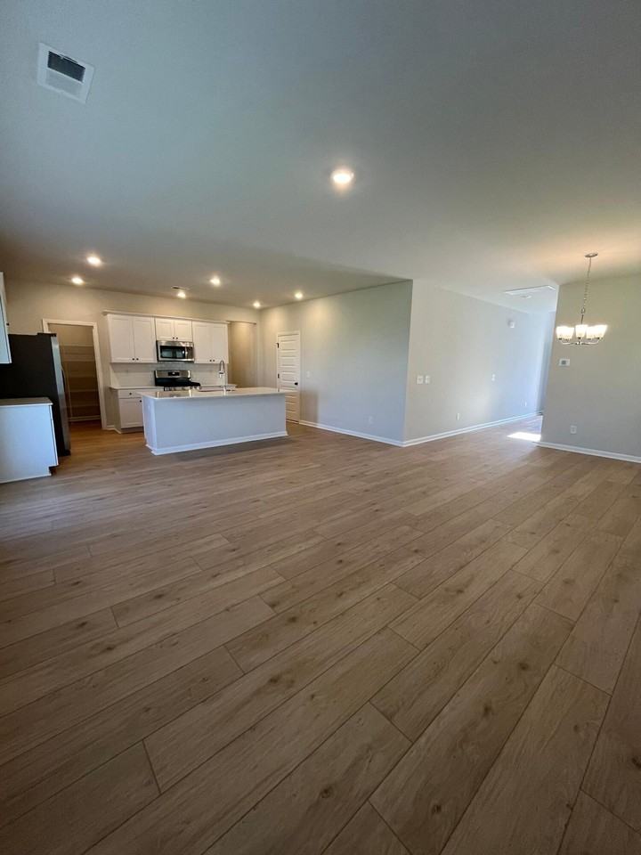 1038 Adirondack Dr - Photo 5 of 25