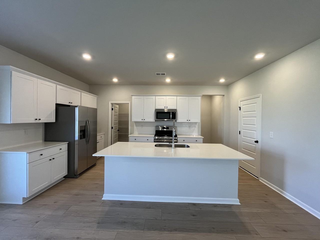 1038 Adirondack Dr - Photo 6 of 25
