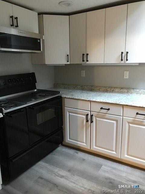111 Redding Rd - Photo 5 of 23