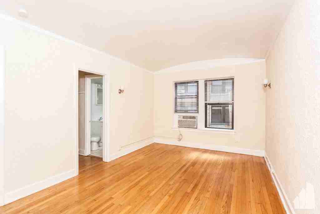 536 W Arlington Pl #216 - Photo 3 of 9