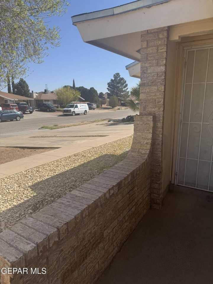 1924 Estrada Dr - Photo 2 of 19