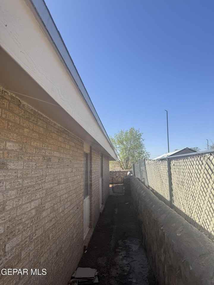 1924 Estrada Dr - Photo 3 of 19