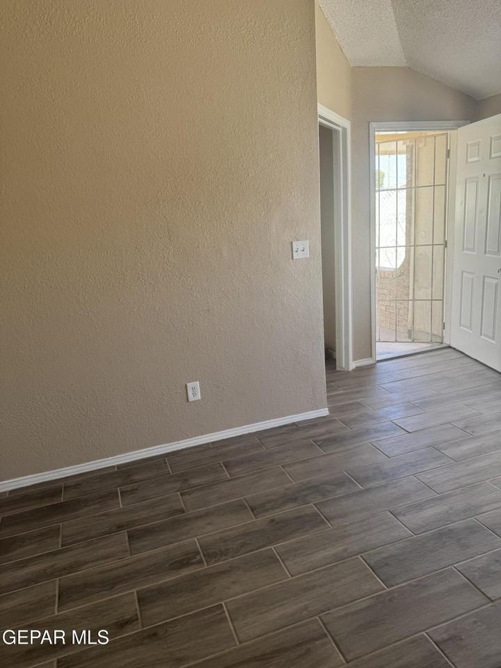 1924 Estrada Dr - Photo 4 of 19