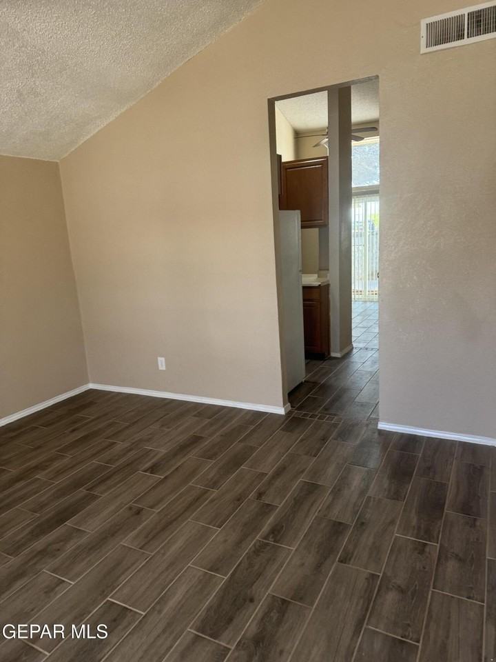1924 Estrada Dr - Photo 6 of 19
