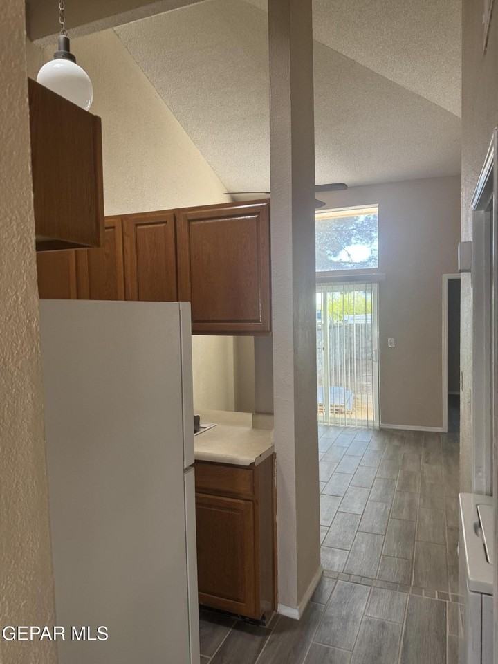 1924 Estrada Dr - Photo 7 of 19