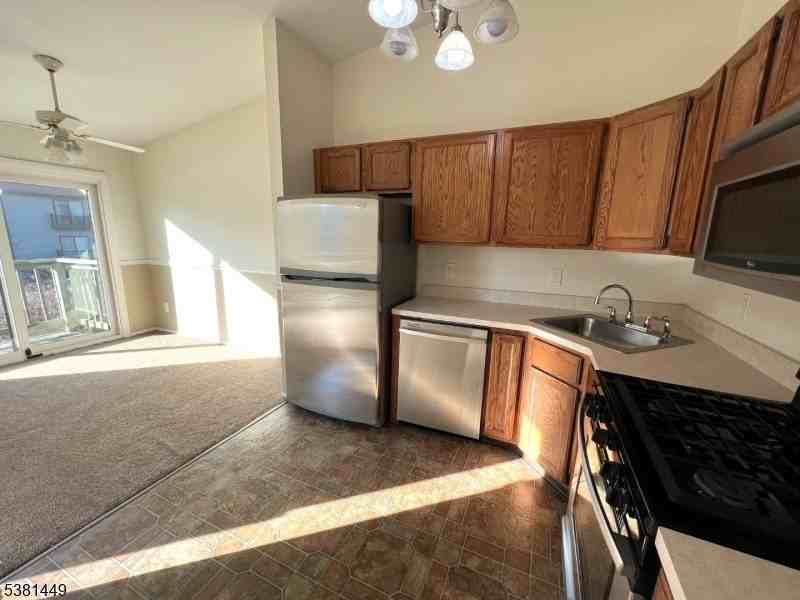1308 Spruce Hills Dr - Photo 5 of 18