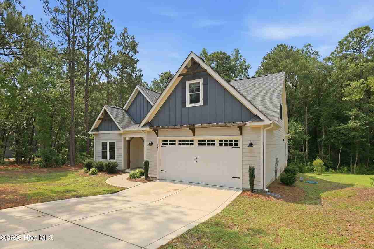 942 Greenbriar Dr - Photo 2 of 40