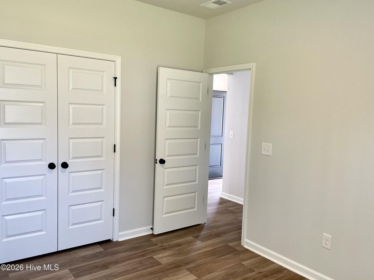 1031 Harbor Dr - Photo 3 of 33