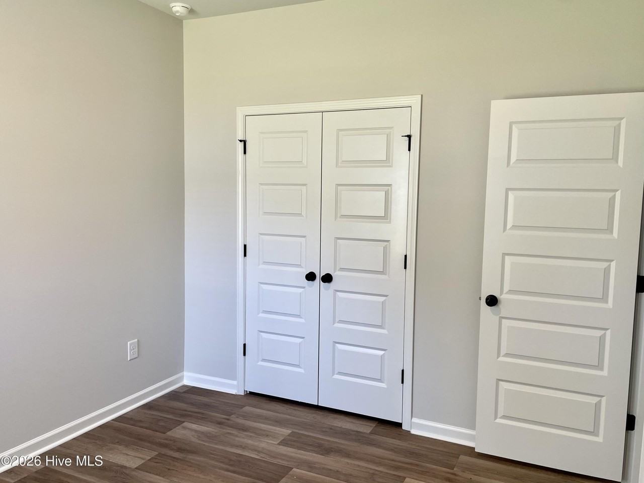 1031 Harbor Dr - Photo 4 of 33