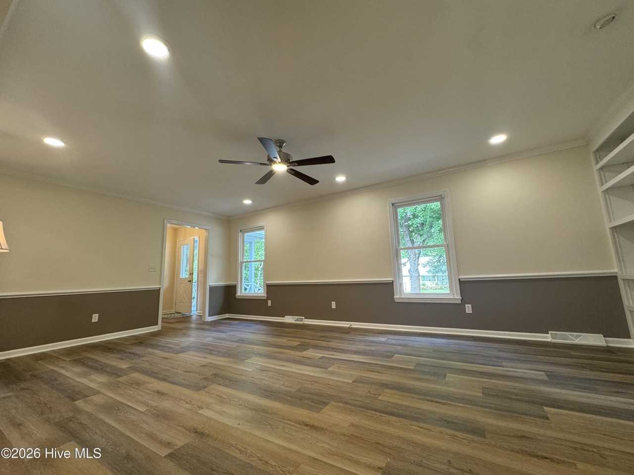 542 Aquarius Dr - Photo 2 of 17