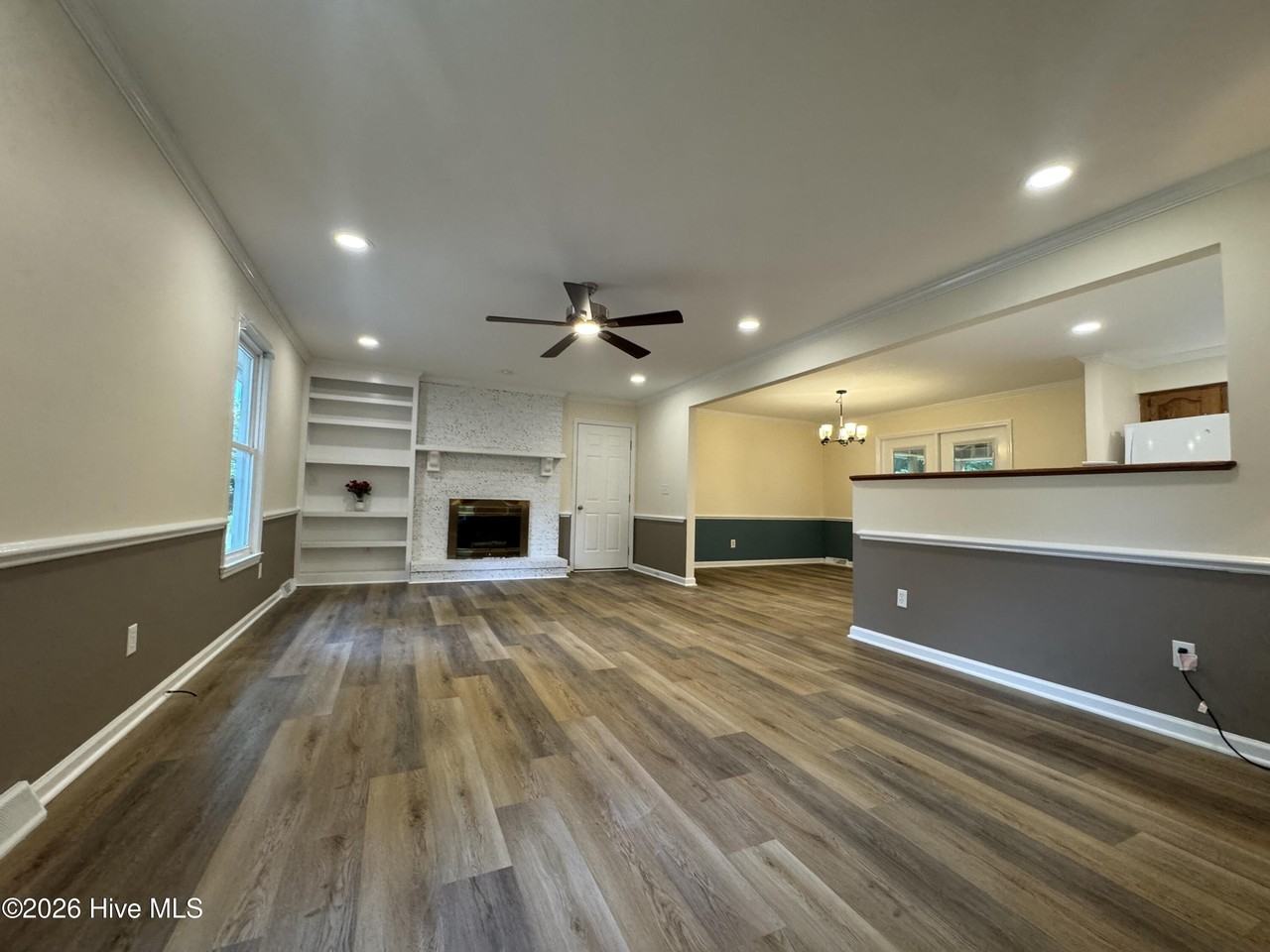 542 Aquarius Dr - Photo 3 of 17