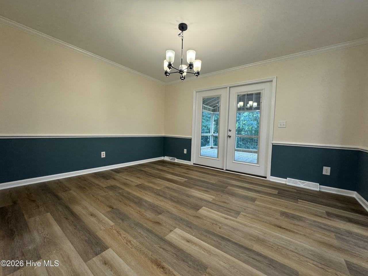 542 Aquarius Dr - Photo 4 of 17