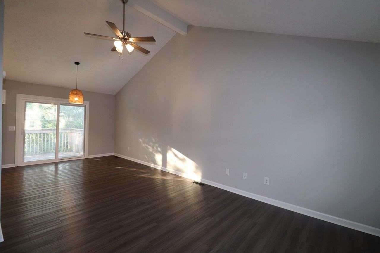 320 Lakeview Dr - Photo 3 of 13