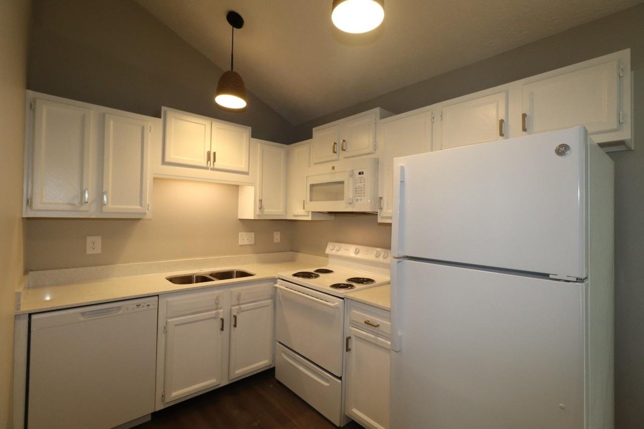 320 Lakeview Dr - Photo 6 of 13