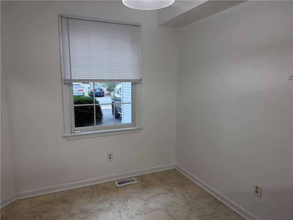 7813 Cross Creek Cir - Photo 4 of 35