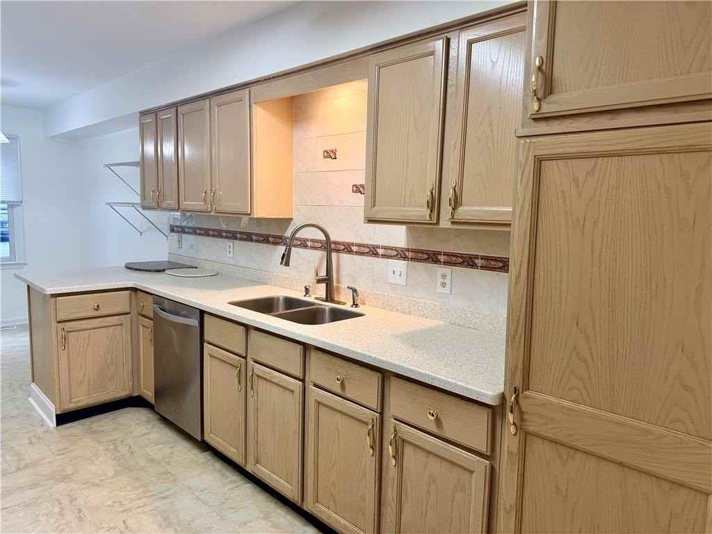 7813 Cross Creek Cir - Photo 7 of 35