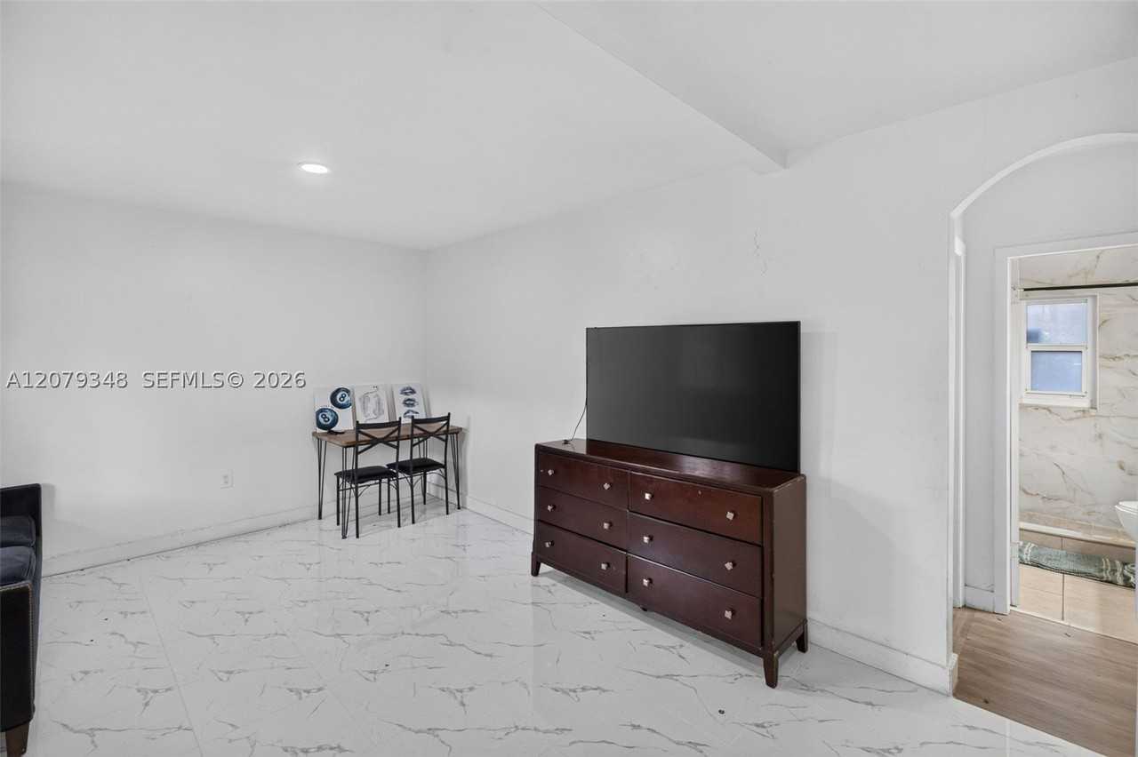 635 Sw 16th Ave #2 - Photo 2 of 10