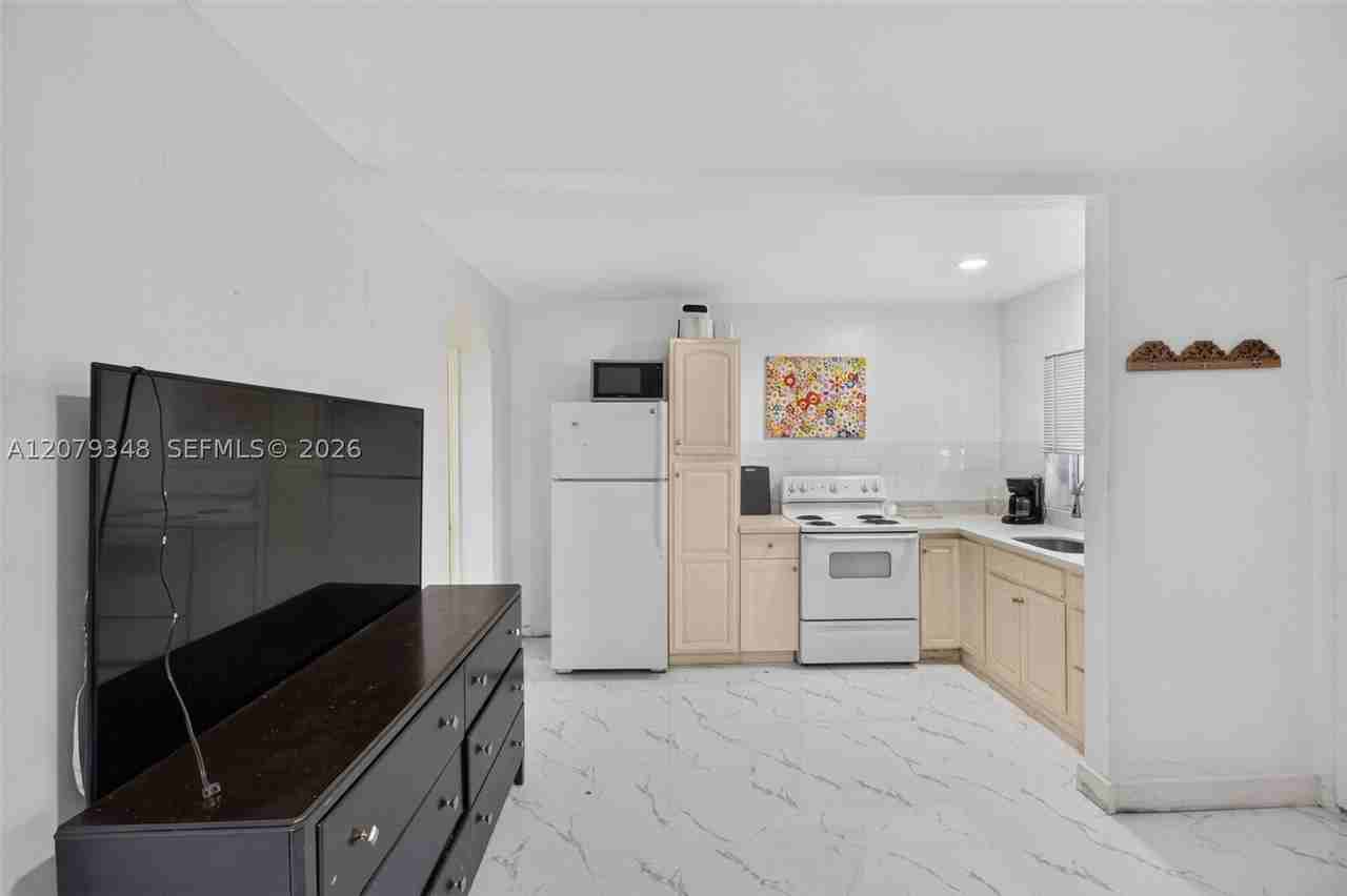635 Sw 16th Ave #2 - Photo 4 of 10