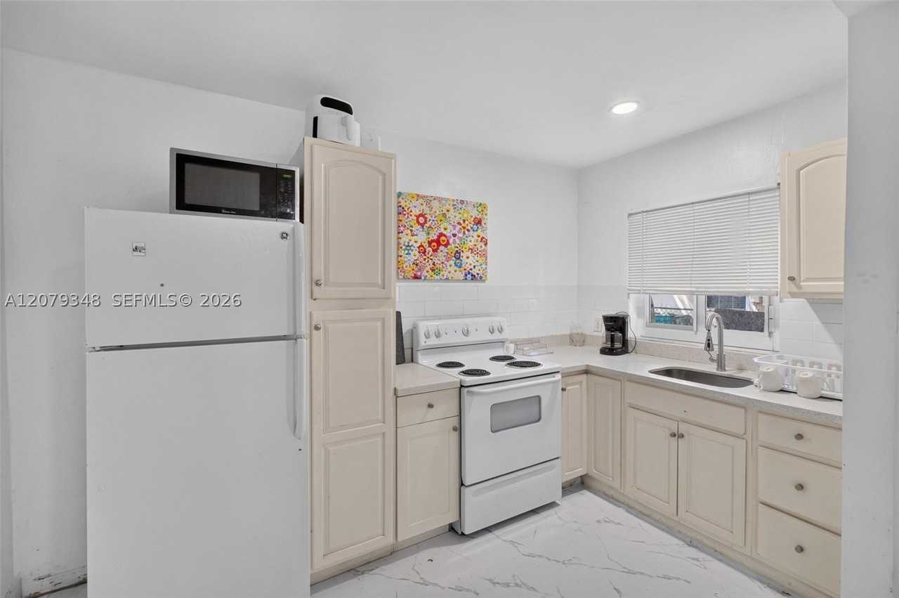 635 Sw 16th Ave #2 - Photo 5 of 10