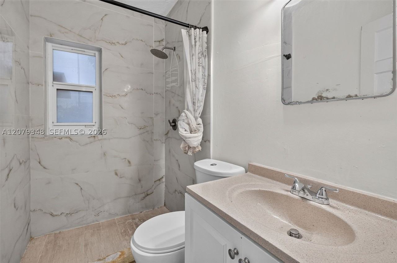 635 Sw 16th Ave #2 - Photo 6 of 10
