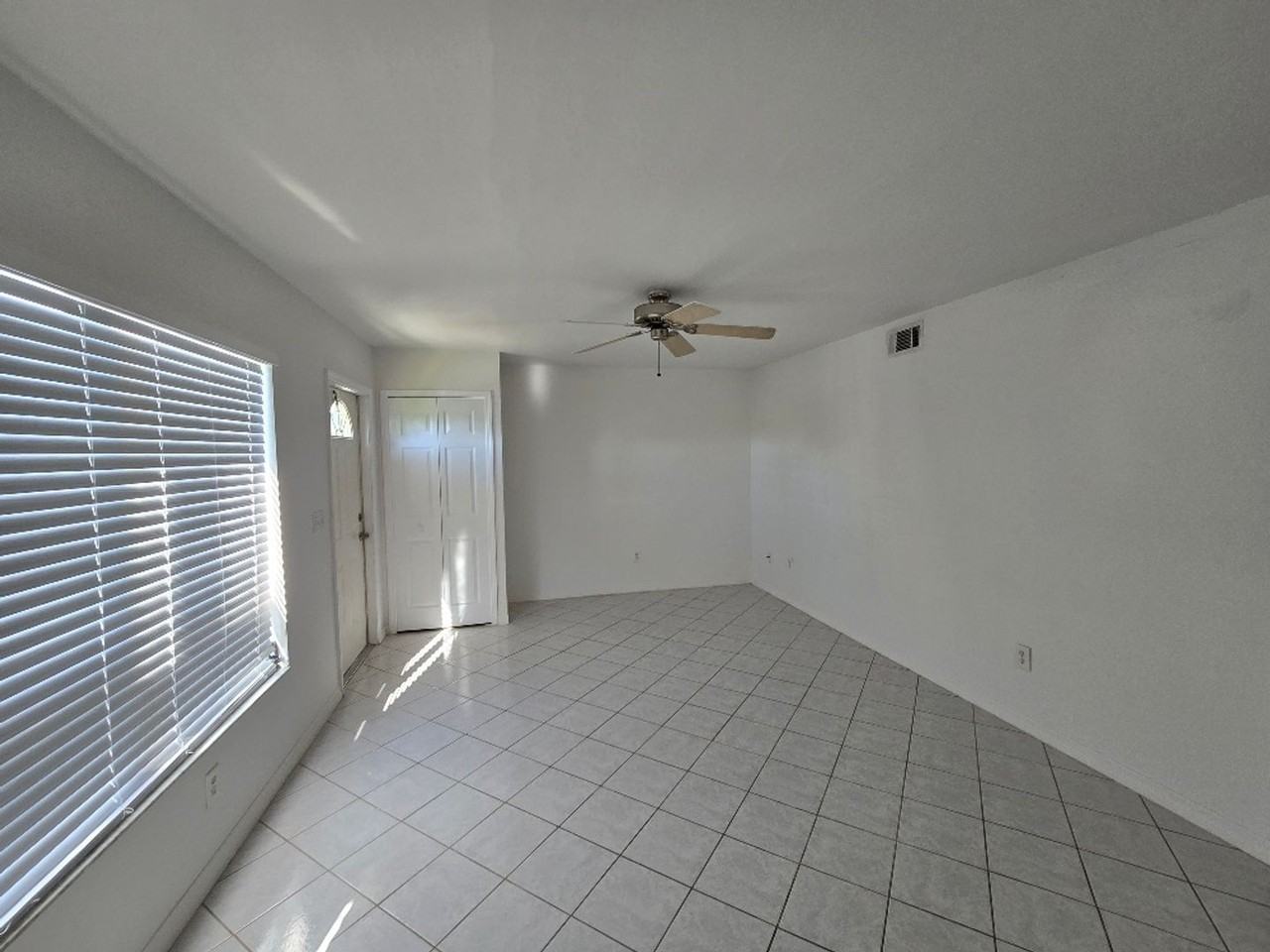 1609 Sw 51st St #D102 - Photo 2 of 19