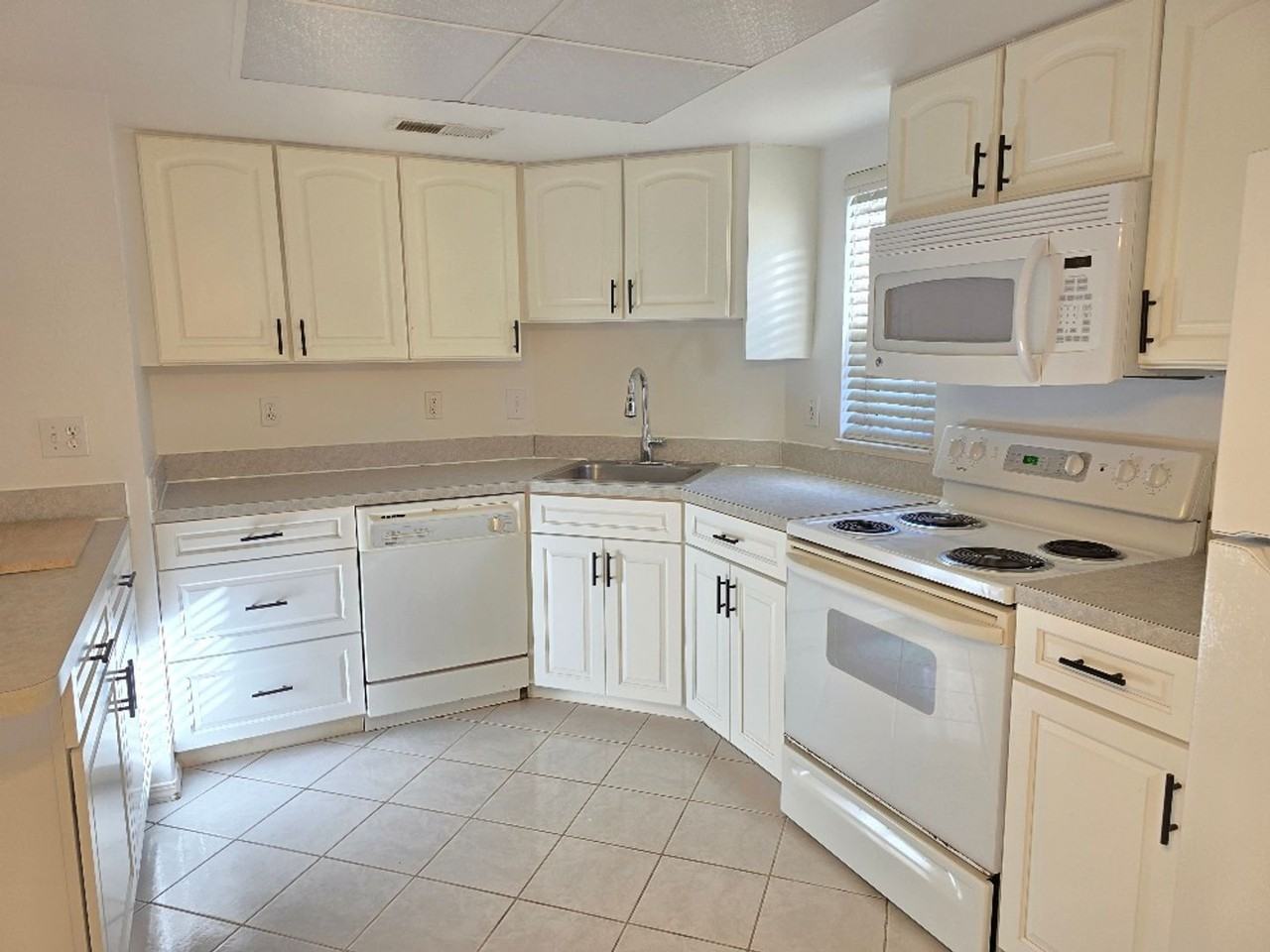1609 Sw 51st St #D102 - Photo 4 of 19