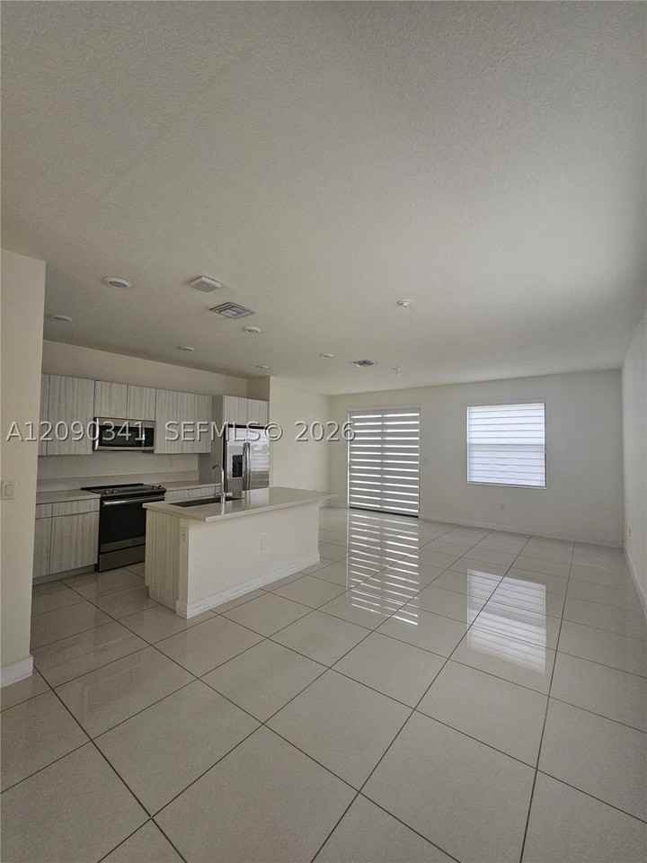 15839 Nw 91st Ct - Photo 4 of 10