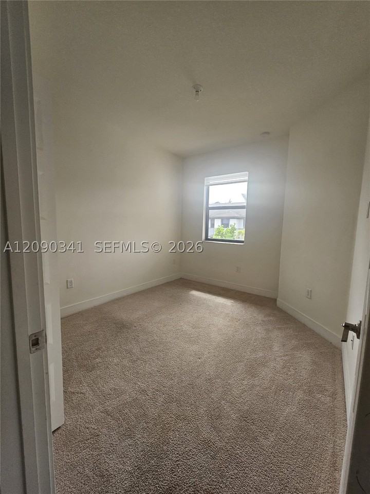 15839 Nw 91st Ct - Photo 7 of 10