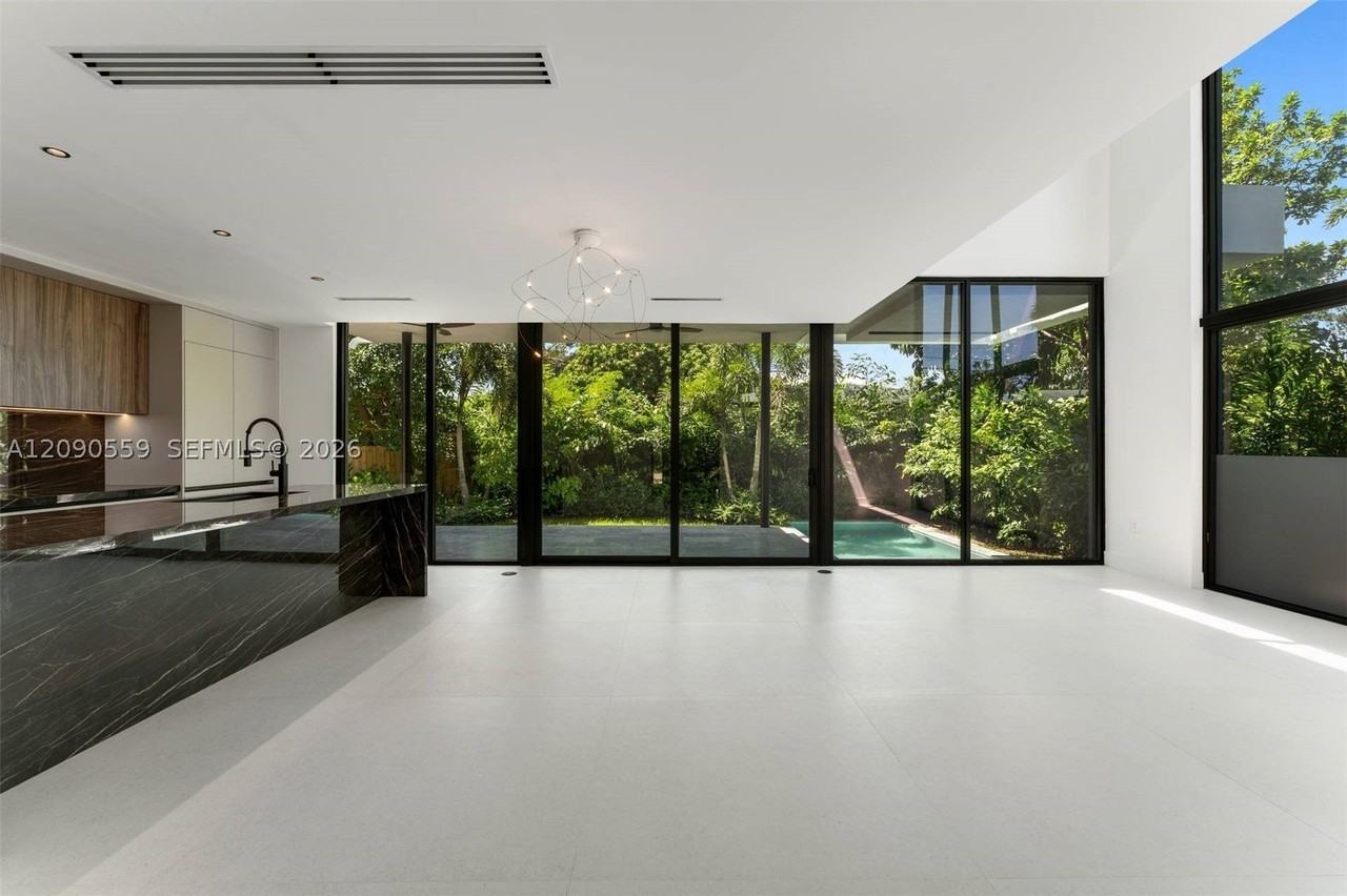 3310 Elizabeth St - Photo 6 of 48