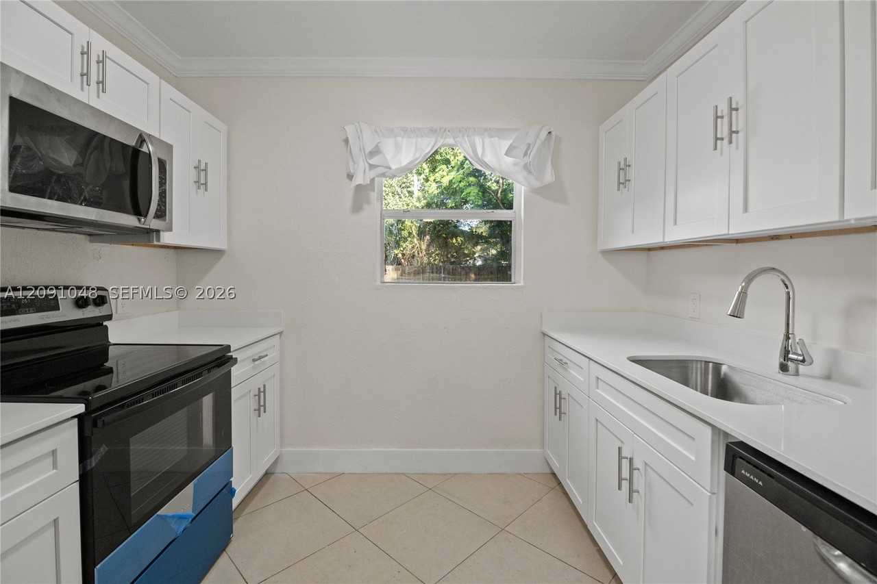 1140 Nw 3rd Ave - Photo 3 of 13