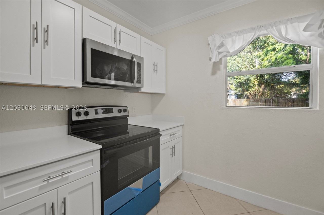 1140 Nw 3rd Ave - Photo 4 of 13