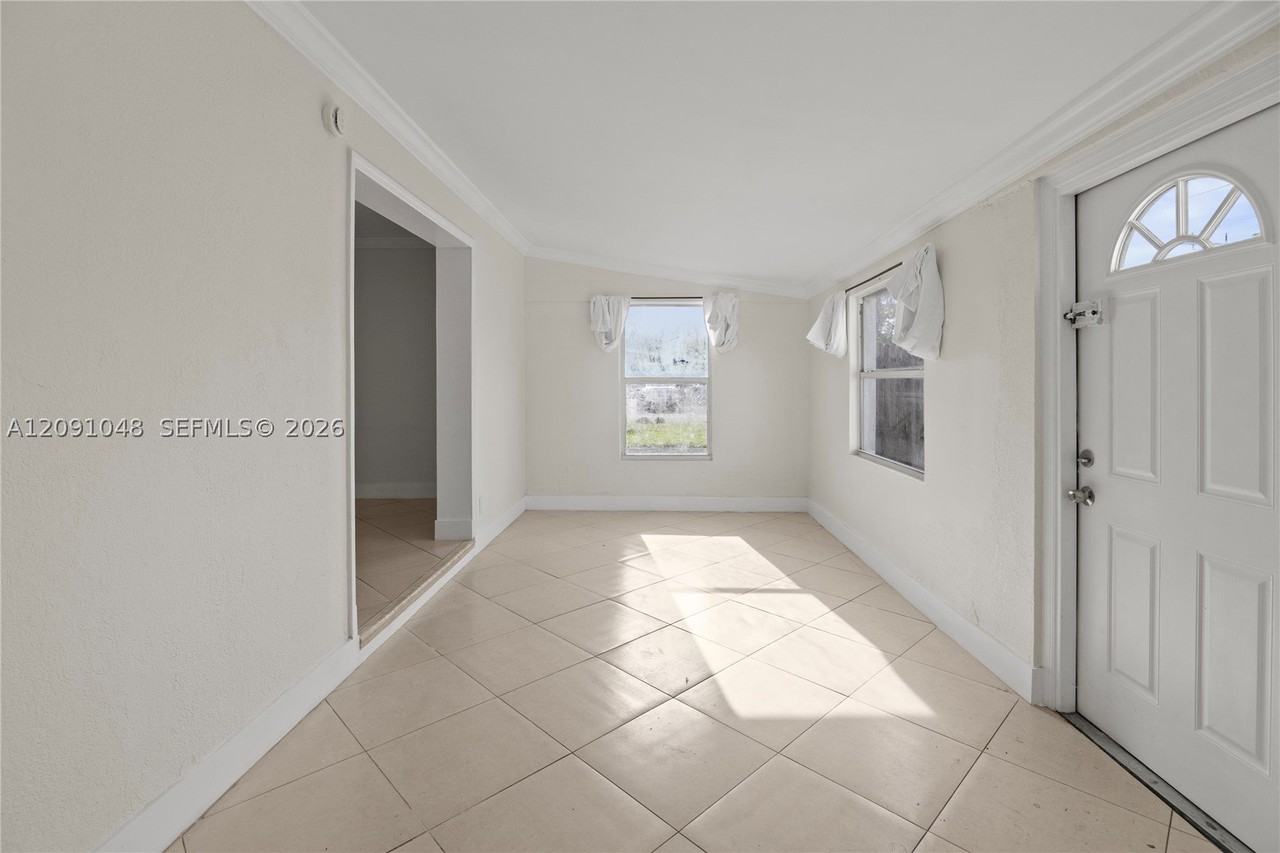 1140 Nw 3rd Ave - Photo 5 of 13