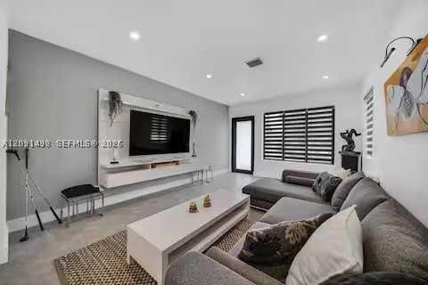 315 Nw 40th St - Photo 2 of 15