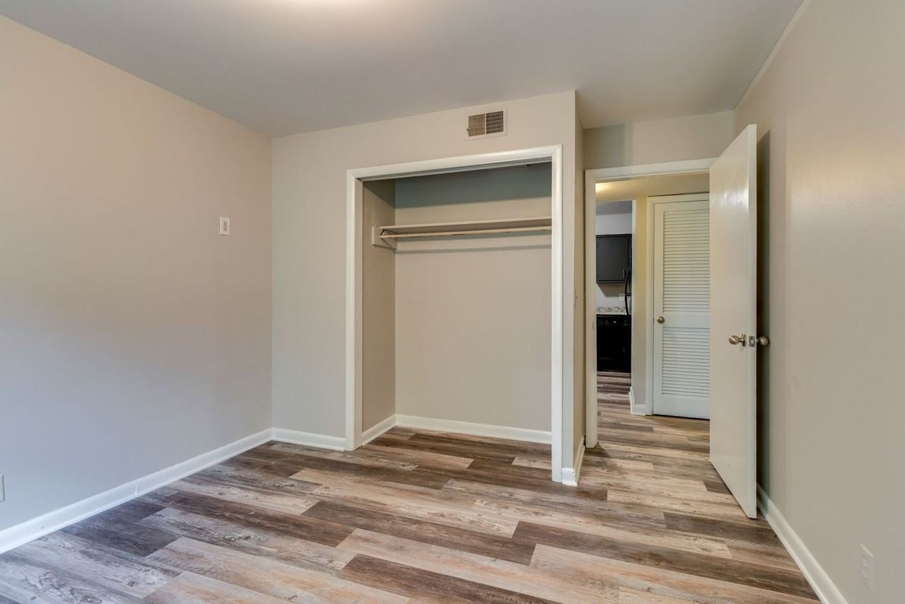 555 N Dupont Ave - Photo 5 of 10
