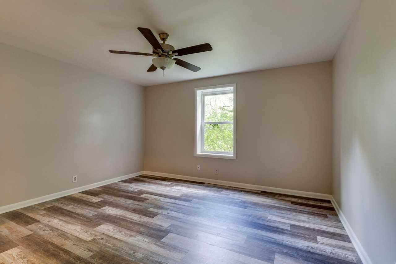 555 N Dupont Ave - Photo 7 of 10