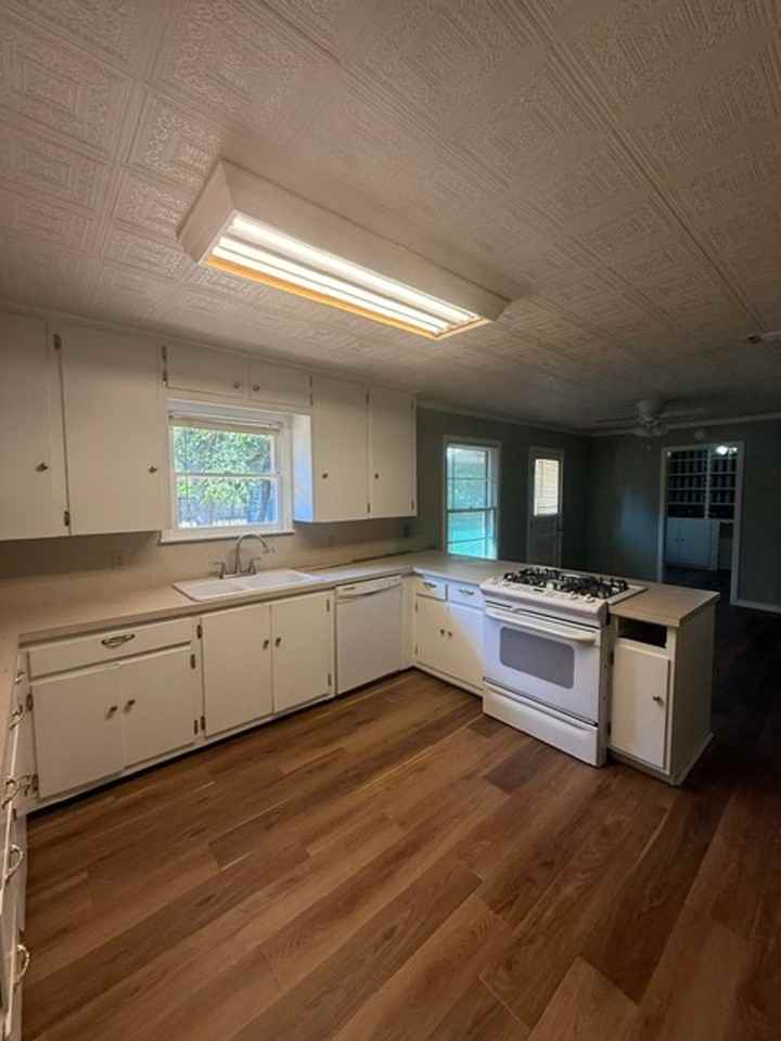 2349 S 35th St - Photo 3 of 19