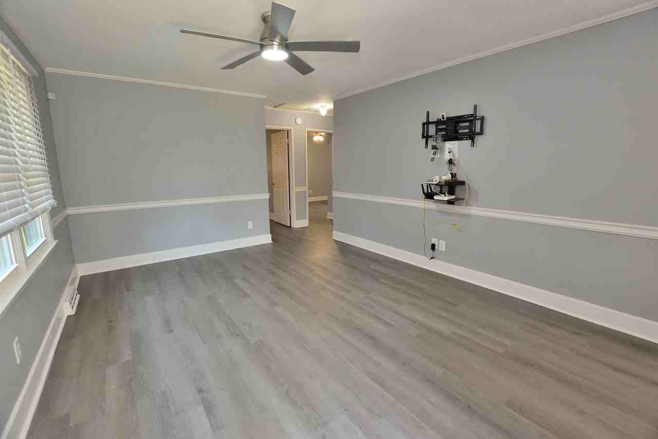 1208 Russell St - Photo 3 of 13