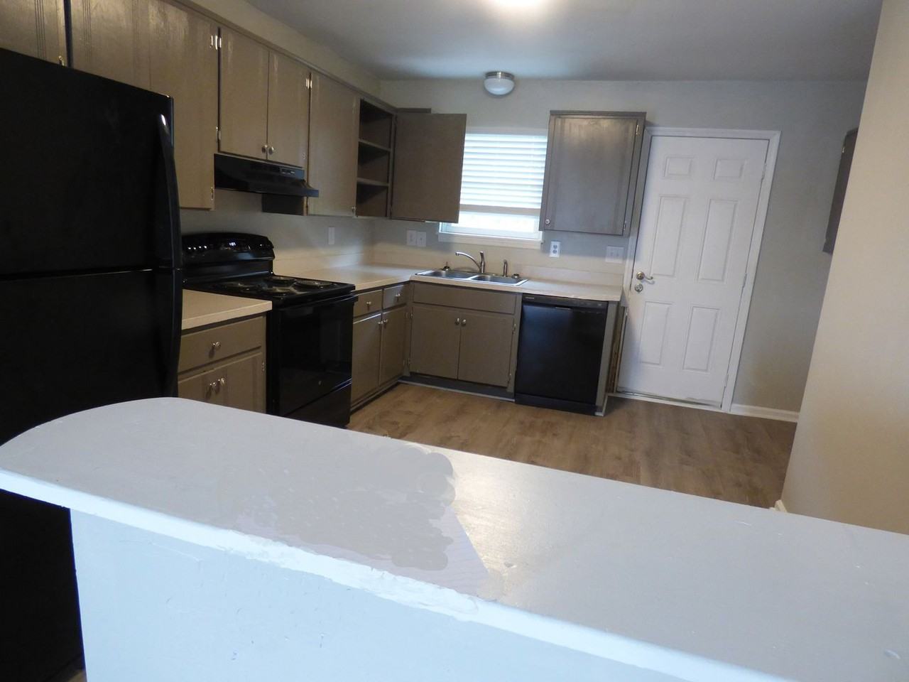 1166 Meadowview Dr - Photo 2 of 7
