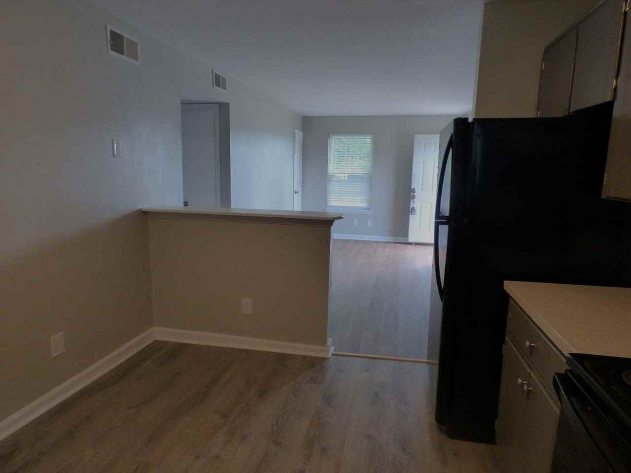 1166 Meadowview Dr - Photo 4 of 7