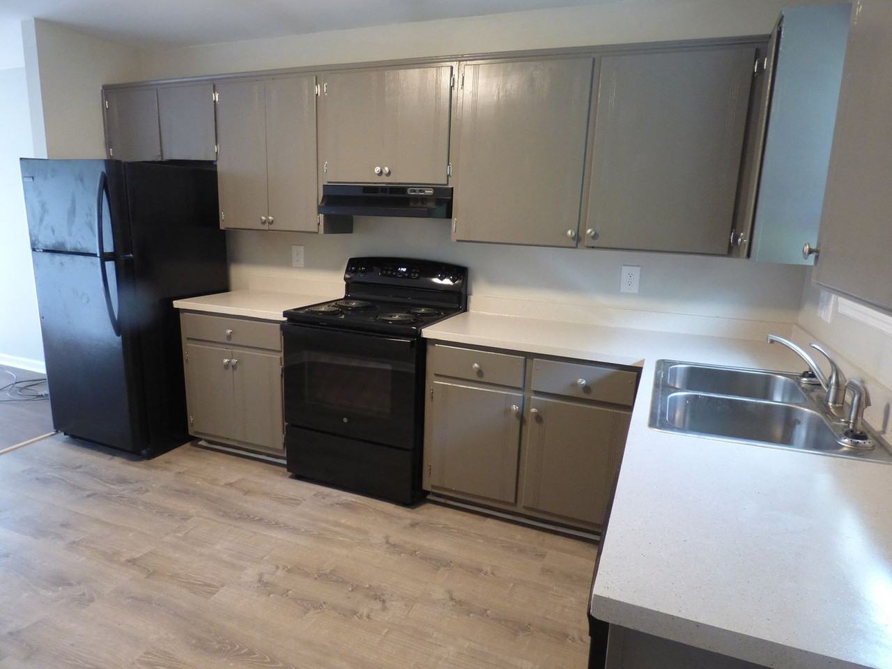 1166 Meadowview Dr - Photo 5 of 7